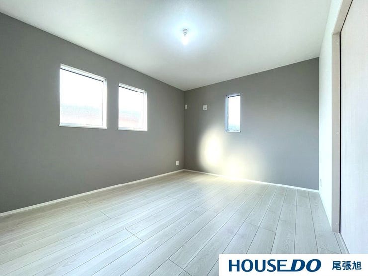 【洋室】広々とした洋室です♪ゆとりのある洋室はご夫婦の主寝室にいかがですか?♪クローゼット付きなので収納にも困りません。各居室収納はたっぷりあるので、お部屋をすっきりと保てそうです♪