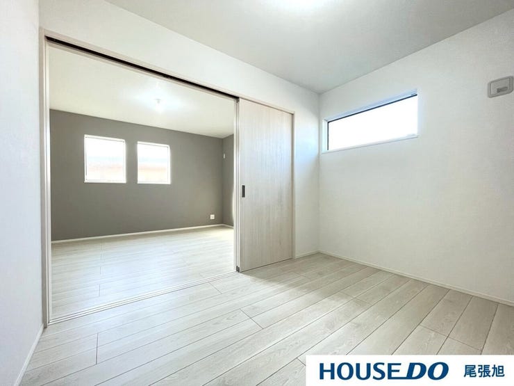 【洋室】丁度いいサイズの洋室です。トレンドになりつつあるのが、広過ぎず、快適すぎない子ども部屋。勉強と寝るだけの部屋にすることで閉じこもりがなくなり、リビングで過ごす時間が増えると言われています。