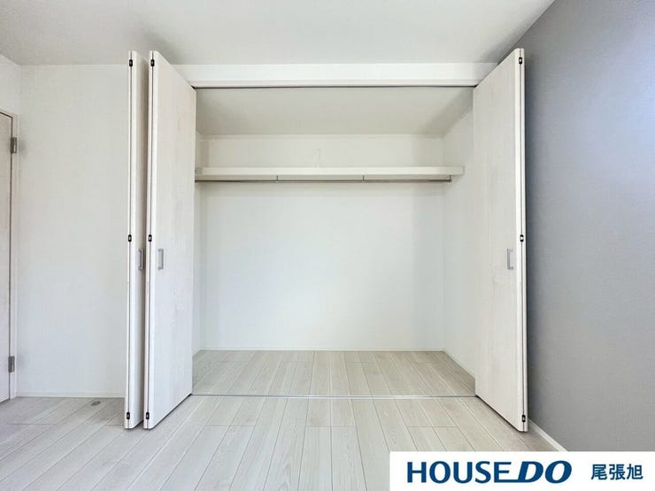 【クローゼット】広々としたクローゼットで、収納に余裕を持たせ、毎日をもっと楽に。整然とした空間で、探し物を減らし、ストレスフリーな生活を。収納力も良く、衣類がすっきり片付きます。