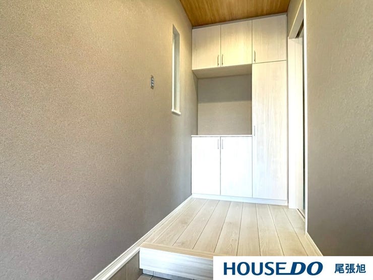 【玄関】帰宅時ホっと安心できる演出をそれぞれのご家庭好みにカスタマイズできます。そして大容量のシューズボックスがあります。可動棚付きなので背の高い靴も収納できます。すっきりした玄関で気持ちのいい朝を♪