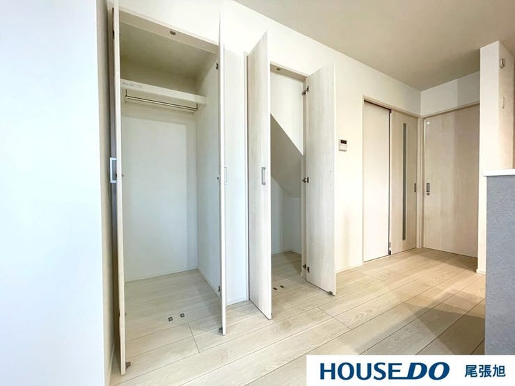 【パントリー】キッチンの直ぐ傍にある大容量のパントリー。キッチンペーパー等の日用品、保存食品や調味料などあらゆる物を収納しておけます。あると便利なパントリーは、キッチンに立つ方々の味方をしてくれます。