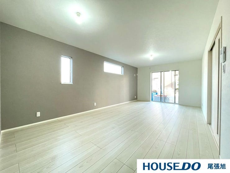 【リビング】陽当たり良好・風通し良好で光がたくさん入るリビングです。自然とみんなが集まりそうな落ち着いた空間で、家族の明るく居心地のいいお時間をゆったりお寛ぎお過ごしいただけます♪