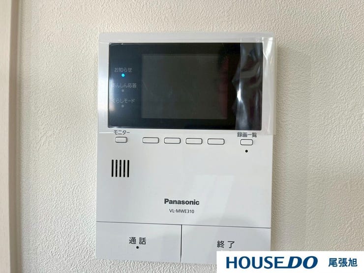 【インターホン】来客時に便利なモニター付インターホン。玄関ドアを開けることなく夜間でも訪問者の顔をモニターで確認できるため、トラブル防止にも繋がります。奥様やお子様のみのご在宅でも安心の防犯設備です!