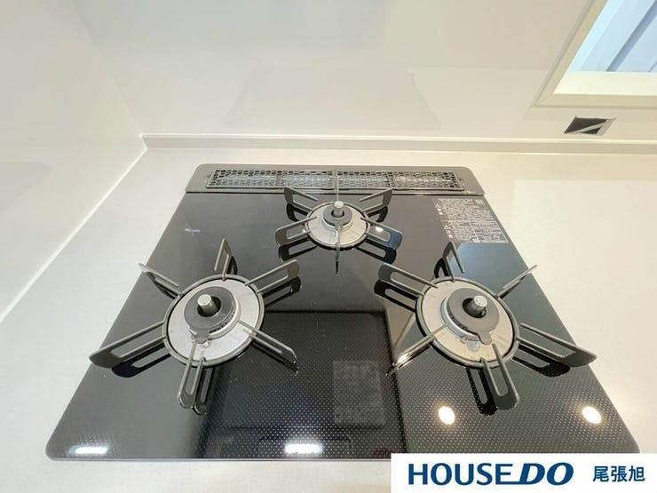 【3口コンロ】3口コンロ付きなので、お料理がはかどります。メイン料理2品を手前のコンロで調理しながら、奥の小バーナーで汁ものを調理するなど、複数の調理を一度に行うことができます。時短調理に繋がります!