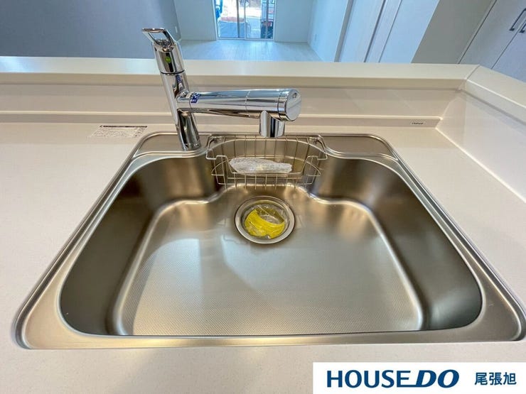 【浄水器機能付水栓】浄水と原水をボタン一つで簡単に切り替えができるビルトイン式浄水器水栓を採用。ビルトインの為見た目もすっきりです♪シャワーノズルでシンク周りも簡単にお手入れでき、毎日清潔に保てます!