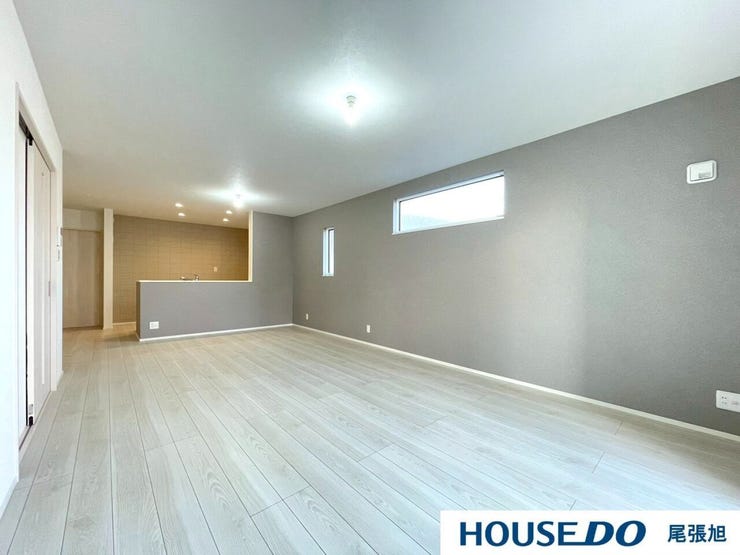 【リビング】大きな窓からは暖かい陽射しが差し込んできます。ソファやテーブルを置いても使いやすい配置で、ご家族そろってゆったりとお寛ぎいただけます。どんな家具を置こうか想像が膨らみます♪