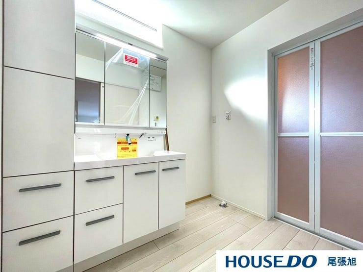 【洗面台/洗面所】日常の使い勝手の良さにこだわった清潔感のある洗面化粧台。大きな鏡が特徴です。鏡の裏に歯ブラシや化粧水、整髪料などの小物を隠して収納でき、生活感を出さずに綺麗な空間を保てます。