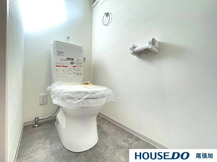 【トイレ】空気の換気と光の明るさに配慮した清潔感のあるトイレです。ご自分の好きなアロマや芳香剤を置いて落ち着く空間を演出するもの良いですね♪1人になれる空間ですから、リラックスしたいですね。