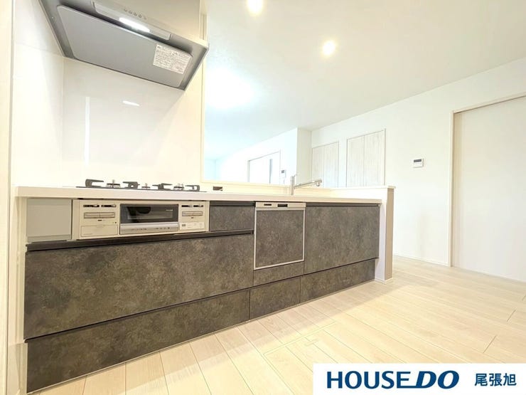 【キッチン】収納豊富でお手入れの簡単なシステムキッチン。汚れてもさっと綺麗にできます。収納スペースは、お料理に使うグッズや調味料などをすっきり収納できます。綺麗なキッチンだとお料理もはかどりそうです。