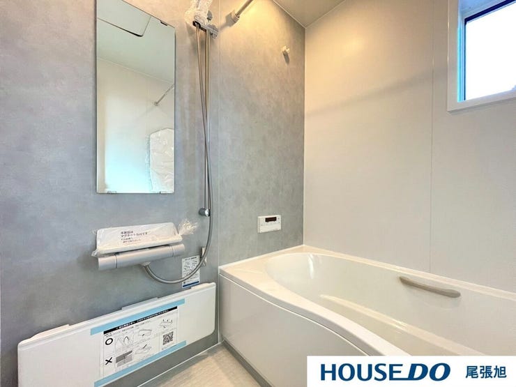 【浴室】広々とした浴室で足を延ばして浴槽に浸かることができます。落ち着いた色合いの浴室で、プライベート空間をゆったりお過ごしできます。浴室暖房乾燥機能付きで湿気を排除。カビ対策や衣類乾燥にも便利です。