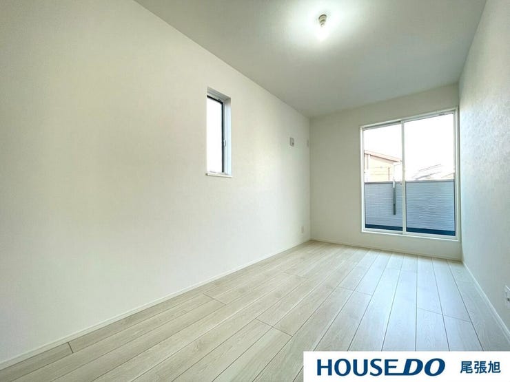 【洋室】多数の洋室があるため、それぞれ各部屋でプライベート空間をお楽しみいただけます。収納も完備しているのですっきりとしたお部屋でお寛ぎいただけます。2面採光のため、日当たりも良好です!