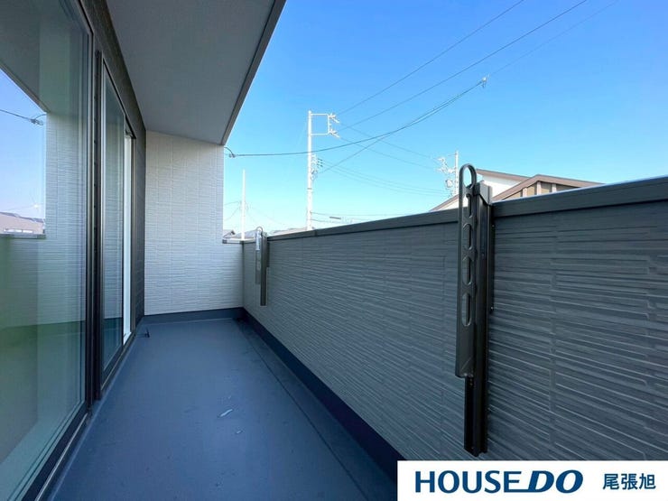 【バルコニー】つい深呼吸をしたくなる気持ちの良いバルコニーです。お洗濯物がたくさん干せる広さがあります。お天気のいい日にはお洗濯物がすぐに乾きそうですね♪毎日快適なお洋服で過ごせます!