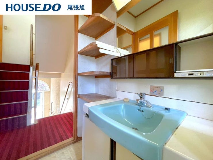 【洗面台/洗面所】シンプルでスッキリした洗面台。シンプルなデザインで、洗面所が広く感じられ、余計なものを置かず、毎日の生活がより快適に。隣には棚がたくさんあるので収納にも困りませんね♪