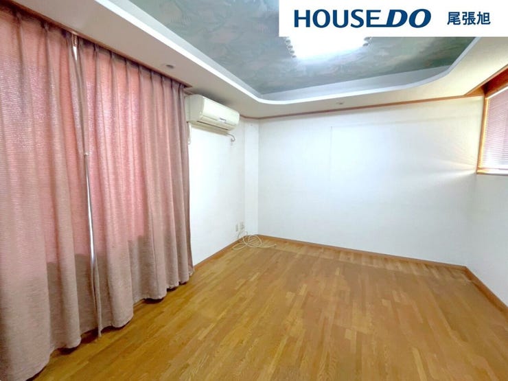 【リビング】開放感のあるリビング。掃き出し窓から採光を確保することができ、明るい空間で家族団らんできます♪ダイニングテーブルを置いてもゆとりのある広さなので、心地よい食事の時間をお過ごしいただけます♪