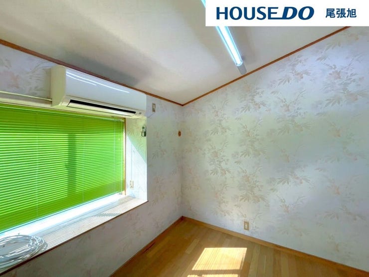 【洋室】明るい雰囲気の洋室です。広々とした明るいお部屋で、陽射しもたっぷり入ってきます。収納もご夫婦の衣類がたっぷり収納できるクローゼットがございます。ご夫婦のご主寝室にいかがでしょうか♪