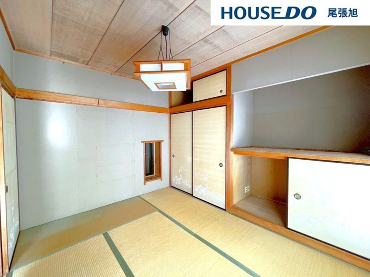 【1階 和室】日本を感じる和室です。和の雰囲気が素敵なお部屋です。明るく居心地が良いちょっとしたお部屋は、なにかと重宝します♪お子様のプレイルームとして、客間として、様々な使い方ができそうですね♪