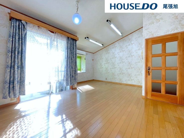 【洋室】広々とした洋室です♪ゆとりのある洋室はご夫婦の主寝室にいかがですか?♪クローゼット付きなので収納にも困りません。各居室収納はたっぷりあるので、お部屋をすっきりと保てそうです♪