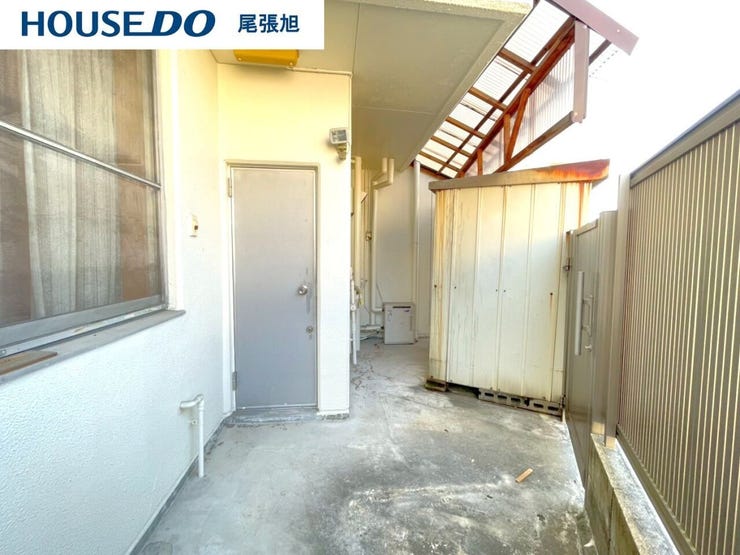 【その他屋外】勝手口を開けた先には、屋根付きのゆとりあるスペースが広がっています。物置も備わっており、アウトドア用品や日用品の保管にも便利です。生活動線を分けられる使い勝手の良い空間です。