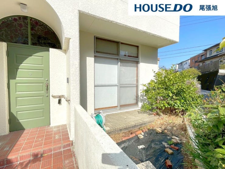 【お庭】庭を楽しむといえば、ガーデニングですね。カラフルな花や緑で華やかになるだけでなく、お子様が自然に興味を持つきっかけになるでしょう。家庭菜園で野菜を育てれば、家族で一緒に収穫の喜びを味わえます!