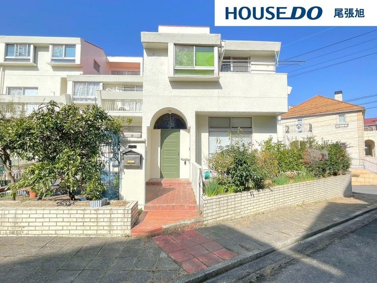 【建物外観】ホッと落ち着く親しみを感じさせてくれる外観。仕事や学校から帰ったときに優しく迎えてくれるお住まいがここに。閑静な住宅街に優しく包まれる心地良い住環境で心も落ち着く暮らしを。