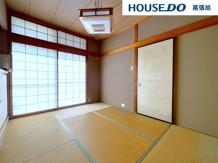 【1階 和室】日本を感じる和室です。和の雰囲気が素敵なお部屋です。明るく居心地が良いちょっとしたお部屋は、なにかと重宝します♪お子様のプレイルームとして、客間として、様々な使い方ができそうですね♪