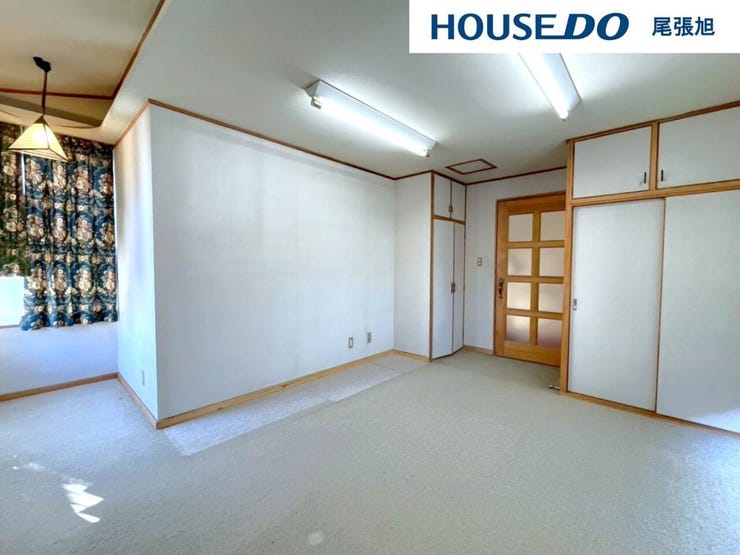 【洋室】明るい雰囲気の洋室です。広々とした明るいお部屋で、陽射しもたっぷり入ってきます。収納もご夫婦の衣類がたっぷり収納できるクローゼットがございます。ご夫婦のご主寝室にいかがでしょうか♪