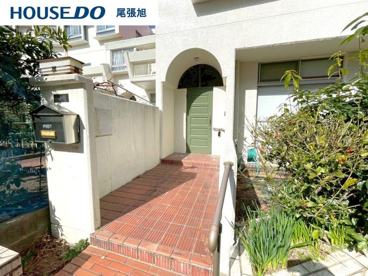 【エントランス】清潔なエントランスが迎えてくれる、上質な暮らしの始まり。落ち着いた雰囲気の中で、毎日が特別に感じられる空間。家に帰るたび、心地よい安心感を感じさせるエントランスで、暮らしがより豊かに。