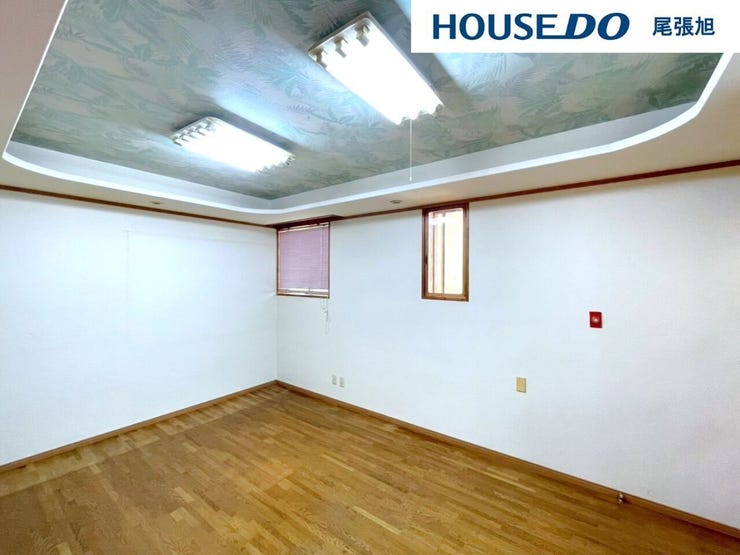 【リビング】
【リビング】折上天井にアクセントクロスをあしらい、空間に奥行きと上質感を演出したリビング。視線が自然と上に広がり、リビング全体がより開放的に感じられます!家族団らんのお時間がゆったり寛げますね♪