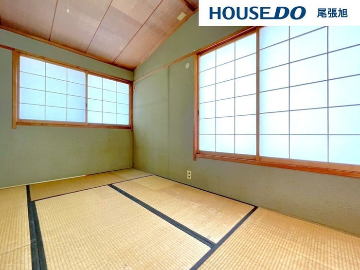 【3階 和室】日本を感じる和室です。和の雰囲気が素敵なお部屋です。明るく居心地が良いちょっとしたお部屋は、なにかと重宝します♪お子様のプレイルームとして、客間として、様々な使い方ができそうですね♪