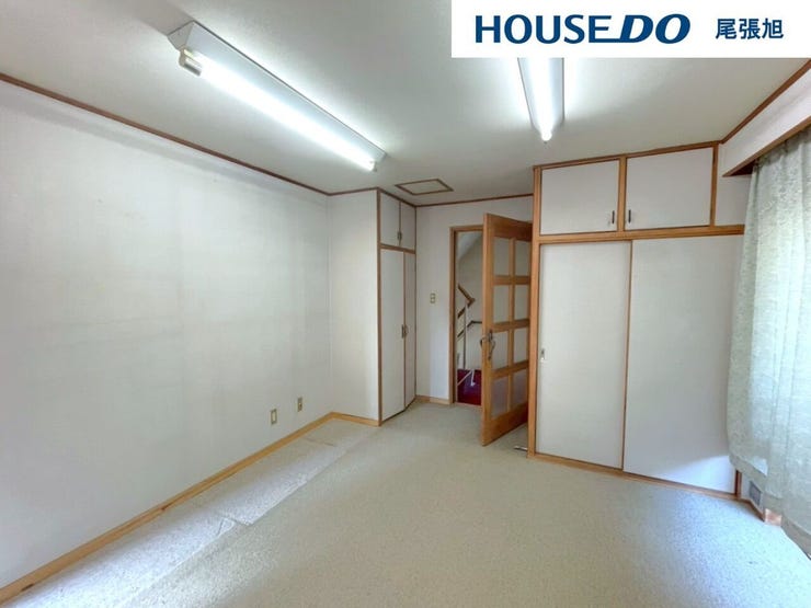 【洋室】多数の洋室があるため、それぞれ各部屋でプライベート空間をお楽しみいただけます。収納も完備しているのですっきりとしたお部屋でお寛ぎいただけます。2面採光のため、日当たりも良好です!