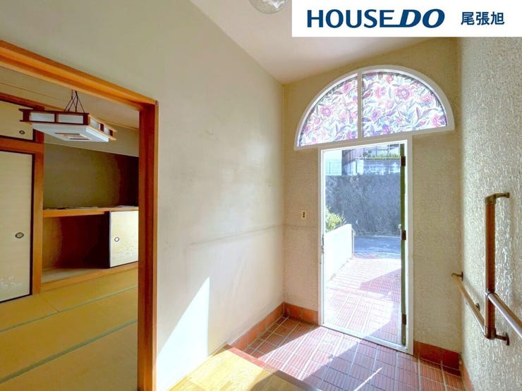 【玄関】扉を開けてすぐ目の前に広がる広々とした玄関です。わが家に帰った時に言う「ただいま」その言葉が何十年にもわって元気よく響くような、家族が帰りたくなる快適な住まいがテーマです。