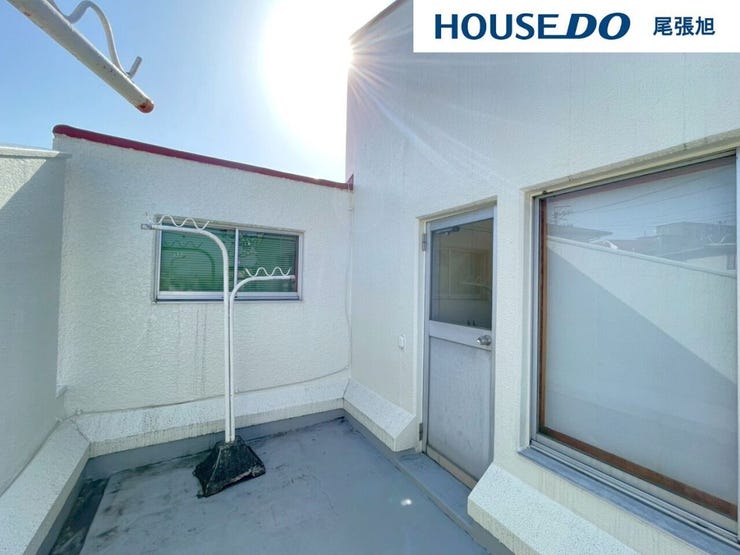 【屋上】屋上スペースは陽当たりが良く、青空を身近に感じられる開放的な空間です。洗濯物干しとしてはもちろん、外の空気を楽しみながら気分転換もできる、ゆとりあるスペースです。