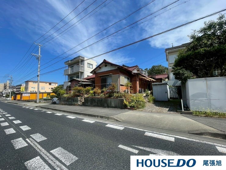 【外観】
【現地写真】ここから始まるあなたの夢の家づくり。広々とした土地で、理想の住まいを自由に設計できる機会。周囲の環境に合わせて、庭や駐車場を配置し、家族のライフスタイルにぴったりな空間を作り上げましょう。