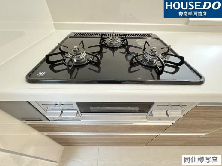 ・同時調理が可能な3口コンロ付きで、毎日の料理がスムーズに。ご家族分の食事も効率よく準備できます。