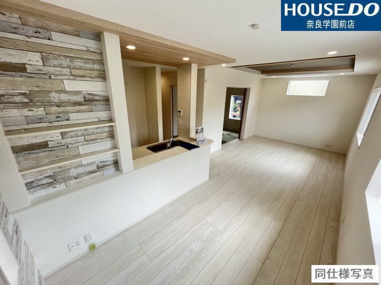 家族の会話が弾む、開放感ある対面式キッチン。料理中もリビングの様子が見えて安心です。