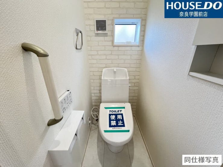 空間を無駄なく活かしたトイレスペース。ニッチ収納を設けるなど、使いやすさにも配慮しました。