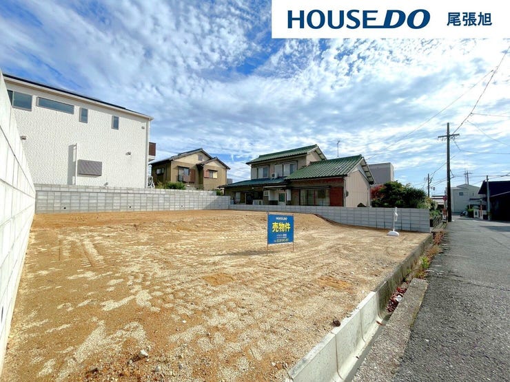 【外観】
【現地写真】ここから始まるあなたの夢の家づくり。広々とした土地で、理想の住まいを自由に設計できる機会。周囲の環境に合わせて、庭や駐車場を配置し、家族のライフスタイルにぴったりな空間を作り上げましょう。