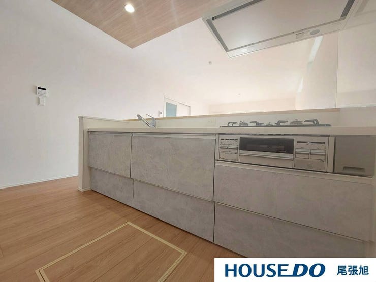 【キッチン】収納豊富ですっきりとしたキッチンを保てそうです♪お手入れも簡単なので綺麗を保てます。3口コンロ付きなので同時調理ができ、時短調理につながります。忙しい日々もストレスなくお料理できそうです。