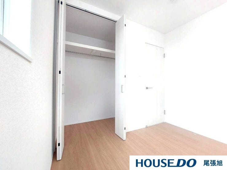 【クローゼット】洋室にある大容量のクローゼットです。枕棚付きで、小物の収納も便利!お隣の洋室にも大容量のクローゼットが付いています♪各部屋収納たっぷりございます。お部屋をすっきりと保てそうですね♪