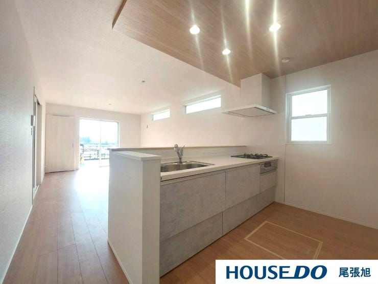 【キッチン】収納豊富でお手入れの簡単なシステムキッチン。汚れてもさっと綺麗にできます。収納スペースは、お料理に使うグッズや調味料などをすっきり収納できます。綺麗なキッチンだとお料理もはかどりそうです。