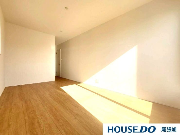 【洋室】明るい雰囲気の洋室です。広々とした明るいお部屋で、陽射しもたっぷり入ってきます。収納もご夫婦の衣類がたっぷり収納できるクローゼットがございます。ご夫婦のご主寝室にいかがでしょうか♪