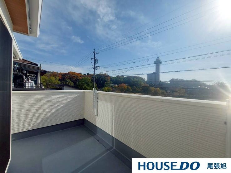 【南向きバルコニー】毎日が明るく、心地よい陽射しに包まれる南向きバルコニー。日中は太陽の光が差し込み、洗濯物が早く乾き、温かなひとときを楽しめます。春から秋にかけて、心地よい風を感じながられます。