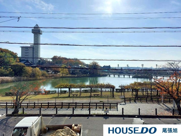 【陽当り良好】南向きや開放的な窓からの自然光がたっぷりと室内に届き、季節を問わず温かみのある空間が広がります。レイクビューで景色も素晴らしく家族全員が心地よく暮らせる住まいです。