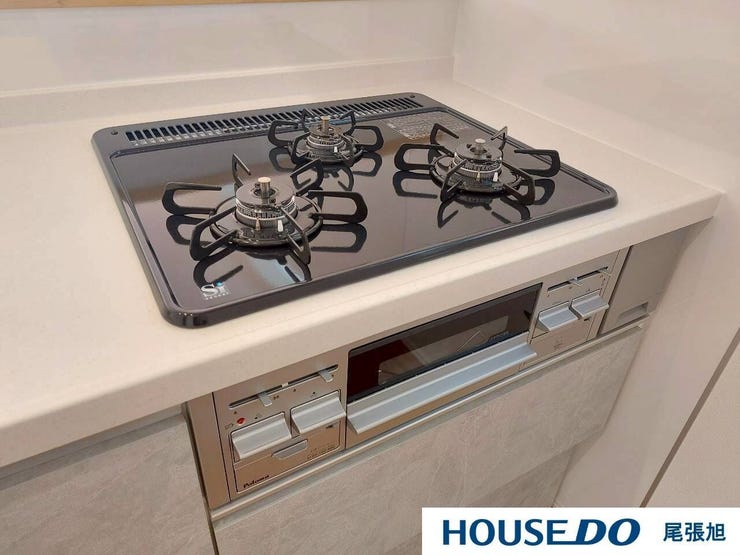 【3口コンロ】3口コンロ付きなので、お料理がはかどります。メイン料理2品を手前のコンロで調理しながら、奥の小バーナーで汁ものを調理するなど、複数の調理を一度に行うことができます。時短調理に繋がります!