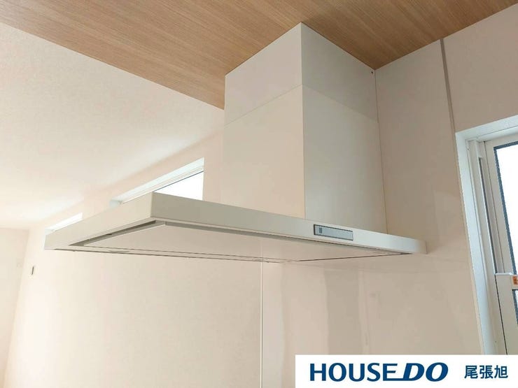 【レンジフード】上品な広々ワイドキッチンです。レンジフードもすっきりとした造りなので圧迫感もございません。照明もあり明るい空間の中で毎日お料理することが可能です。収納スペースも広いのが嬉しいですね。