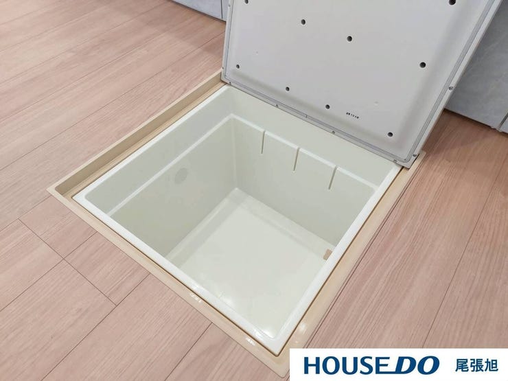 【床下収納庫】キッチンの足元にある床下収納です。点検口・収納としても利用できます。食品のストックや災害時の非常食ストック、日用品の収納に便利です。収納ボックスを外した下は、床下点検口になっております!