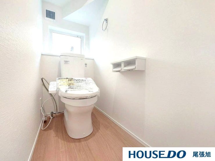 【トイレ】明るく、ひろびろとしたトイレです。掃除もしやすく、綺麗を保てます。ご自分の好きなアロマや芳香剤を置いて落ち着く空間を演出するもの良いですね♪1人になれる空間ですから、リラックスしたいですね。