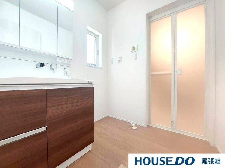 【洗面台/洗面所】清潔感のある洗面台です。鏡の後ろは収納スペースになっており、化粧水やボディクリームなどがたっぷり収納でき、洗面台周りもすっきり。お手入れも簡単なので綺麗を保てます!