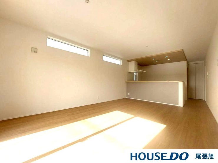 【リビング】陽当たり良好・風通し良好で光がたくさん入るリビングです。自然とみんなが集まりそうな落ち着いた空間で、家族の明るく居心地のいいお時間をゆったりお寛ぎお過ごしいただけます♪