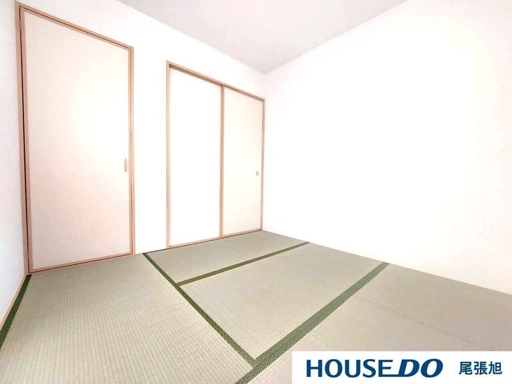 【和室】日本を感じる和室です。和の雰囲気が素敵なお部屋です。明るく居心地が良いちょっとしたお部屋は、なにかと重宝します♪お子様のプレイルームとして、客間として、様々な使い方ができそうですね♪